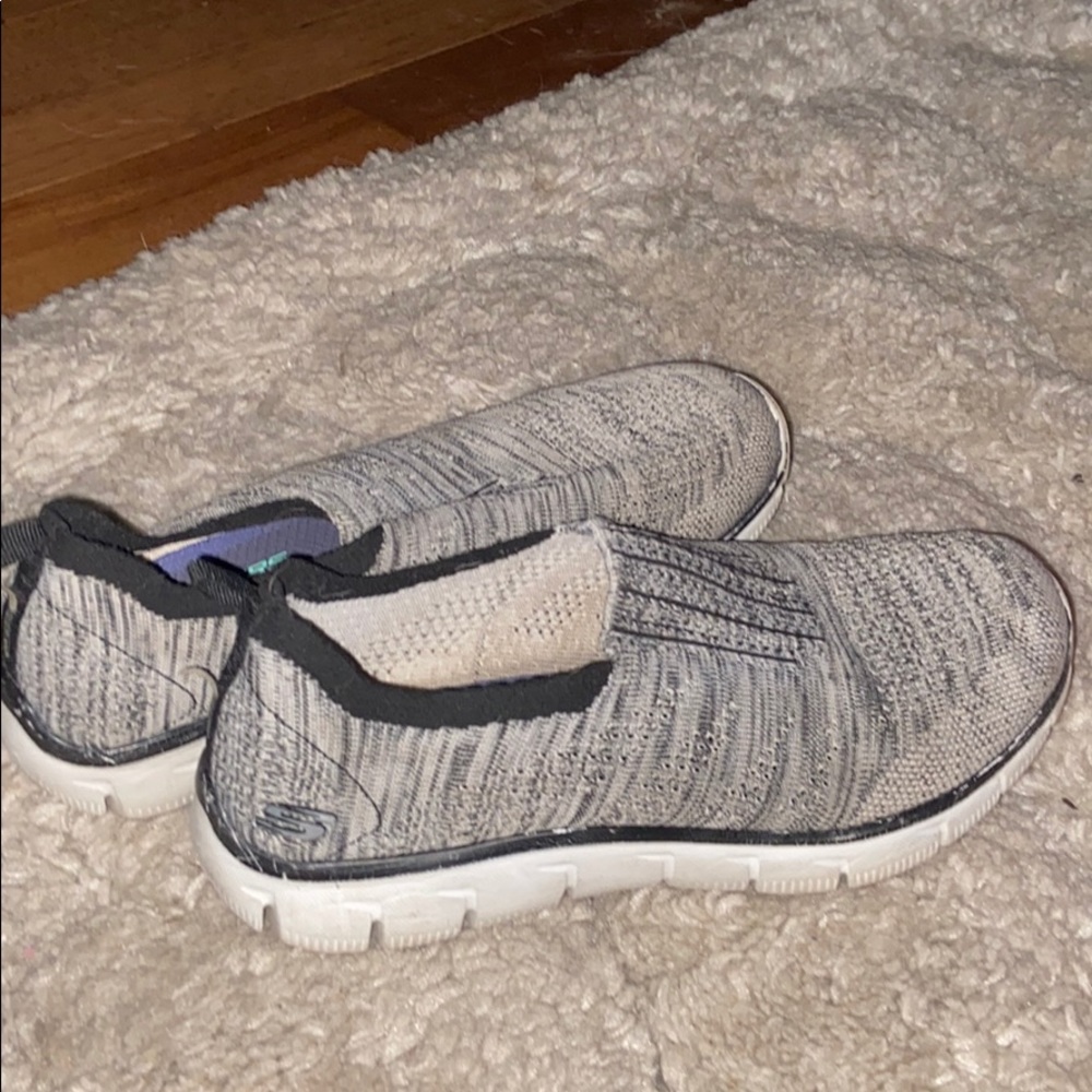 Sketchers grey slide ons 🦡🐩